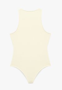 Cremefarvet bodysuit med ærmeløs design, høj hals og en tætsiddende pasform. Glat tekstur og sømløse kanter hele vejen igennem.