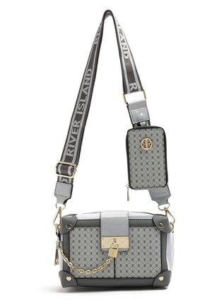 Grijze en zwarte crossbodytas met patroonstof, gouden slot en kettinkje, afneembaar klein tasje en verstelbare riem met de tekst "River Island".