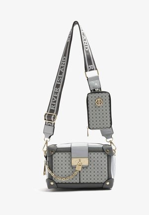 Šedo-černá crossbody taška s vzorovanou tkaninou, zlatým zámkem a řetízkovým detailem, odnímatelnou malou kapsou a nastavitelným popruhem s nápisem "River Island".