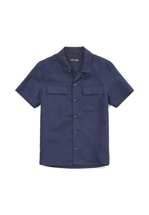 Marineblauw kortärmelig overhemd met knopen, twee voorflapzakken en een klassieke kraag, plat gelegd op een witte achtergrond.