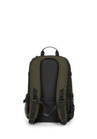 Svart och olivgrön ryggsäck med vadderad baksida, justerbara remmar, sidofickor i mesh och förstärkt handtag. Texturerat material med en stilren design.