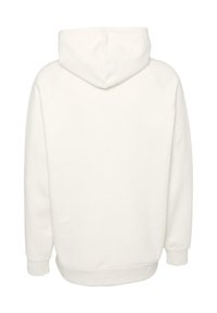 Biała bluza z kapturem o kroju typu pull-over, posiadająca kaptur, długie rękawy i ściągacze na rękawach. Gładka tekstura, bez widocznych akcentów czy wzorów.