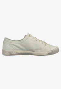 Sneaker grigie chiare con tomaia in pelle liscia, punta arrotondata e suola in gomma piatta. Presenta sei fori per i lacci e una leggera texture sui lati.