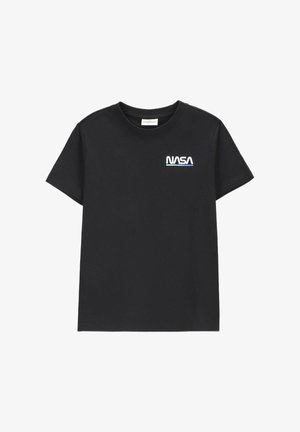 Czarna koszulka z krótkim rękawem z białym logo NASA i cienką zielono-niebieską linią poniżej tekstu na lewej piersi.