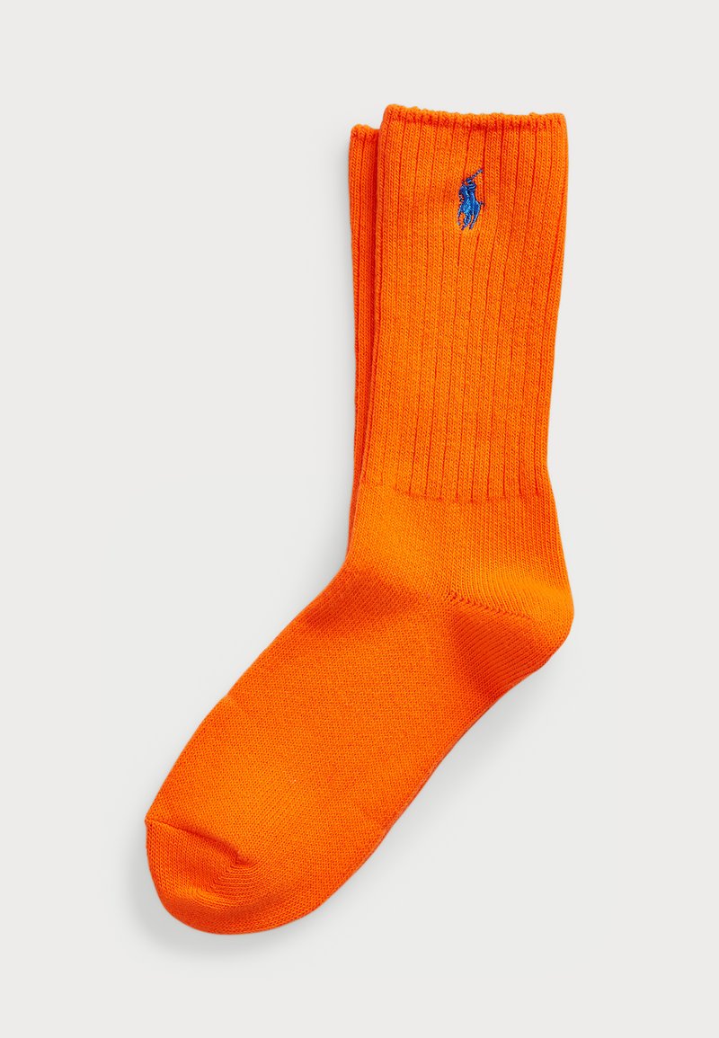 Meias de algodão laranja com textura canelada, apresentando um logótipo bordado azul. Projetadas com uma forma padrão e um bico reforçado.
