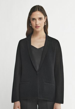 Svart mesh-blazer med spetsig krage, enkel knappstängning och två sidofickor, med en strukturerad mönster och avslappnad passform.