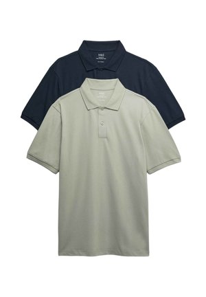 To kortærmede poloshirts, en lysegrå og en mørk marineblå, ligger fladt og overlapper hinanden med synlige kraver og knaplukninger.