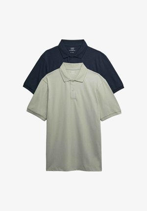To kortærmede poloshirts, en lysegrå og en mørk marineblå, ligger fladt og overlapper hinanden med synlige kraver og knaplukninger.