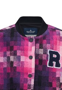 Bomberjack in een roze en paarse geruite patroon, met een zwarte ribbelkraag, zwarte knopen en een witte geborduurde "R" patch.