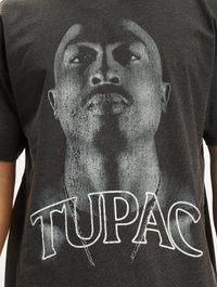 Svart bomull t-skjorte med et grafisk trykk av en persons ansikt og ordet "TUPAC" i stor, hvit, slitt typografi nedenfor.