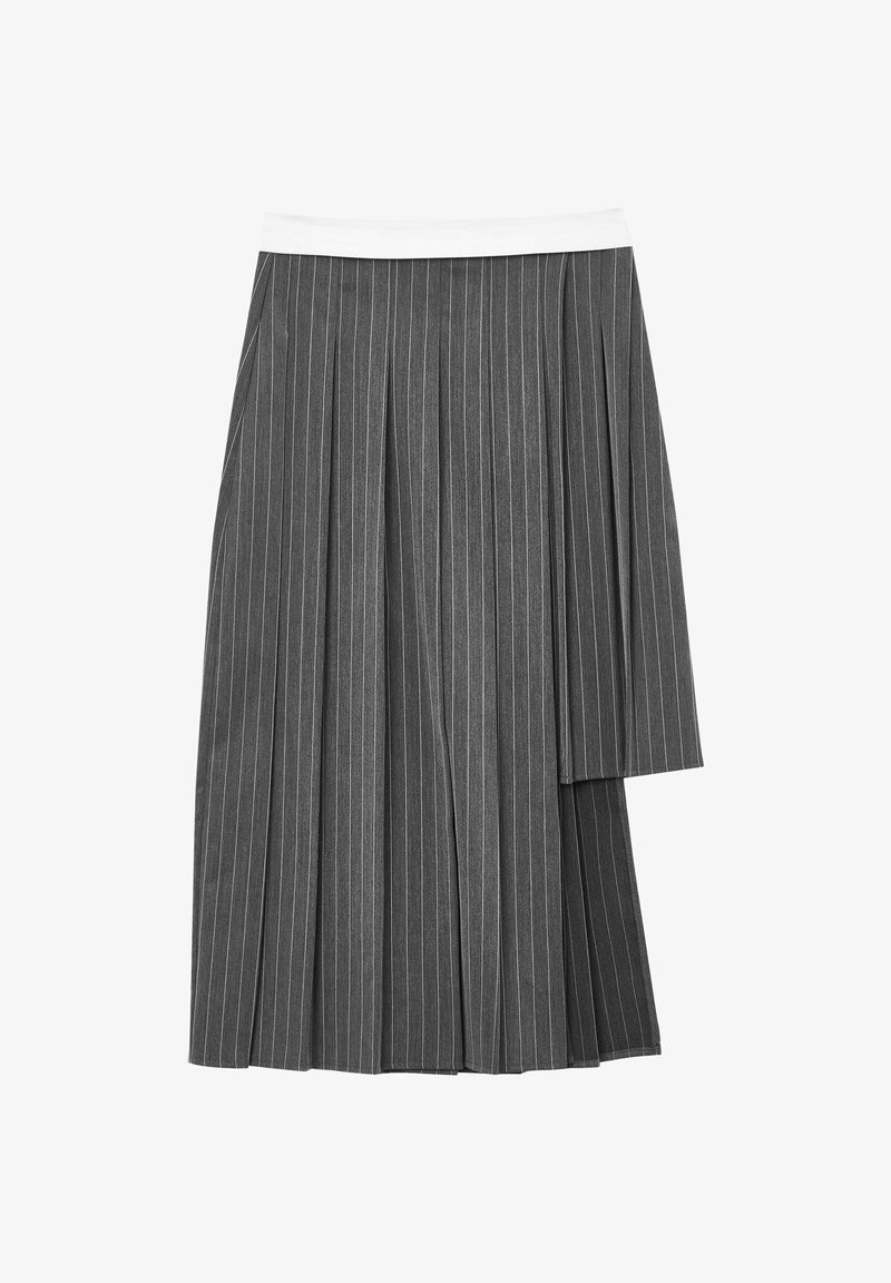 Jupe plissée grise avec ceinture blanche, présentant des rayures verticales, un design superposé et un panneau latéral pour un détail supplémentaire.