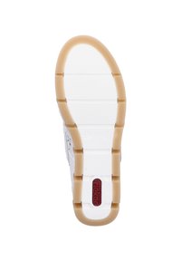 Semelle de sneaker blanche avec un design texturé, un semelle extérieure en caoutchouc beige et un accent logo rouge au niveau du talon.