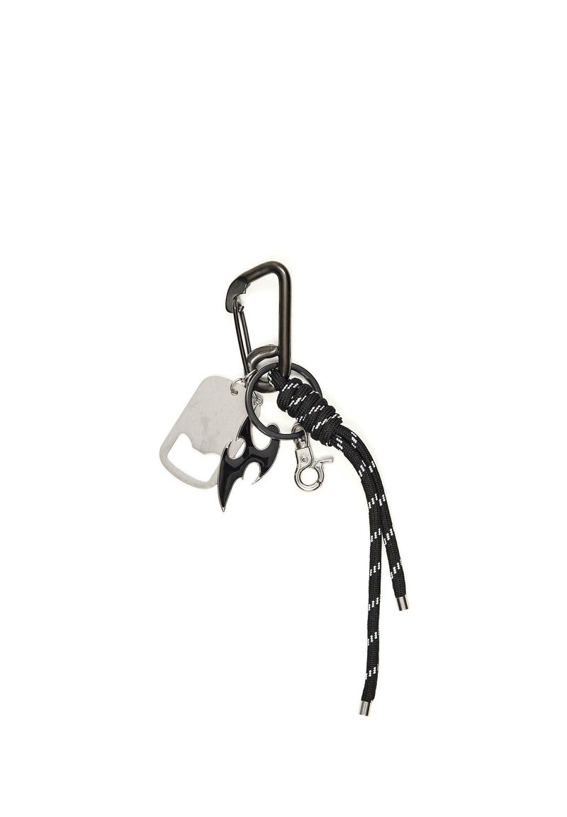 Metal karabinholder, der holder en flaskeåbner, et sort ninja-stjernevedhæng og et sort-hvidt flettet snor med metalspids på en nøgle-ring.