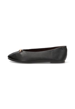 Zapato plano de piel negra con puntera puntiaguda y pequeño detalle metálico dorado en la parte delantera, mostrado de lado sobre un fondo blanco.