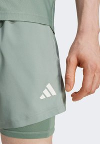 adidas Performance 2IN1 - Shorts 2 en 1 - silver green