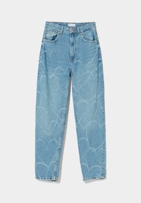 Ljusblå denimjeans med rak passform, prydda med vita hjärtformade mönster. Inkluderar fem fickor och detaljer i metall.