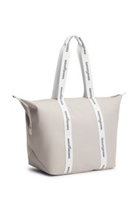 Φωτεινή μπεζ τσάντα ώμου με λευκές λουράκια με λογότυπο, κλείσιμο με φερμουάρ και ευρύχωρο ορθογώνιο σχέδιο. Κατασκευασμένη από ανθεκτικό ύφασμα με ομαλή υφή.