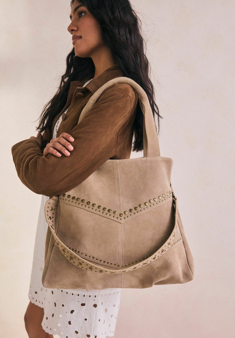 Mango suede schoudertas met studs bruin | wehkamp