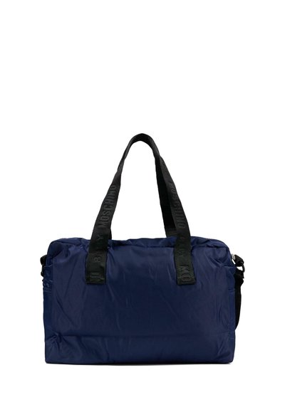 Granatowa torba nylonowa z czarnymi uchwytami, zamkiem błyskawicznym i regulowanym paskiem. Miękka tekstura, prostokątny kształt i wytłoczone logo na uchwytach.