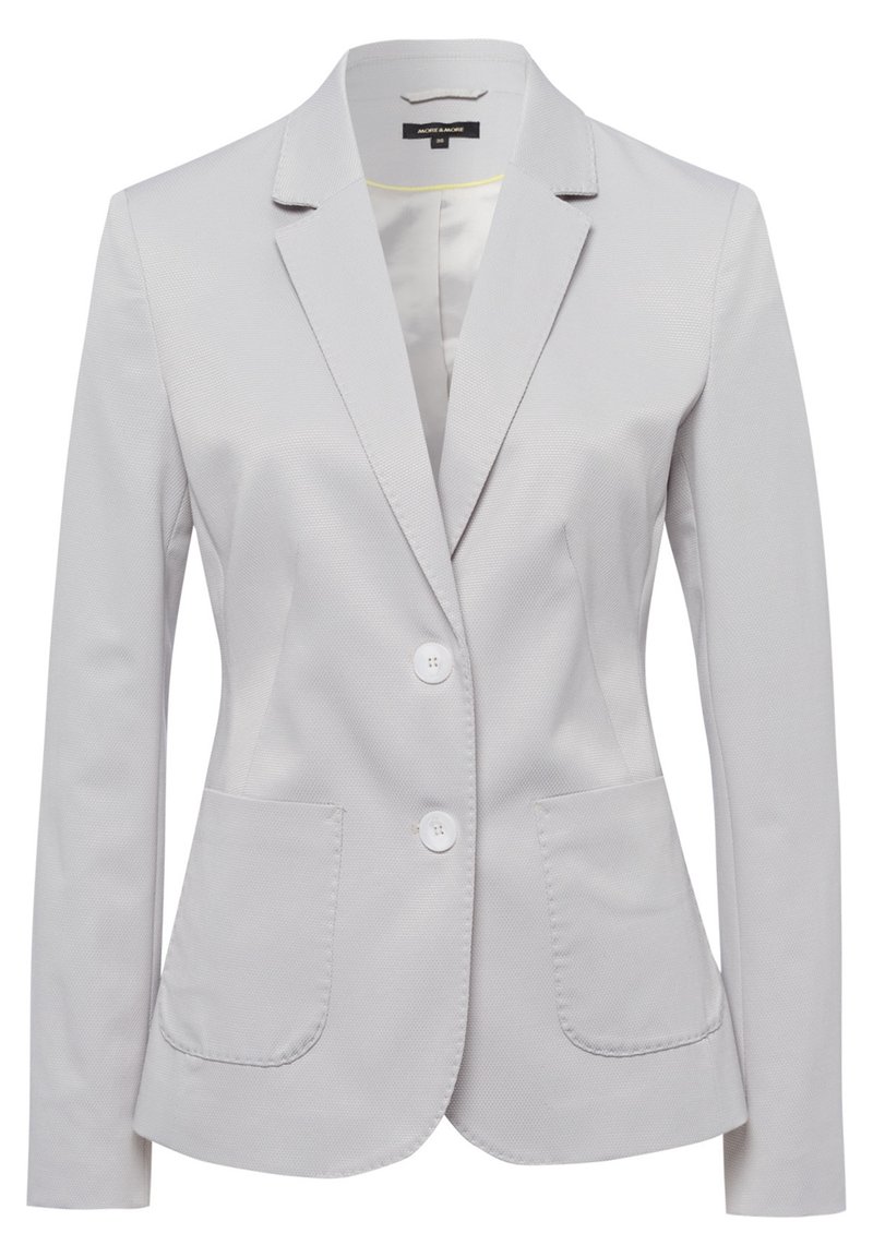 Blazer gris clair en tissu texturé, doté d'un col cranté, de deux poches avant et de deux boutons blancs sur le devant.