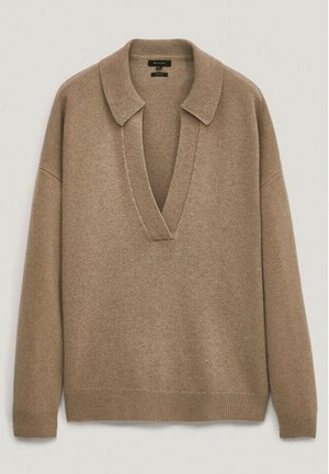 Pull en tricot marron à manches longues avec un col en V profond et un large col, présenté sur fond blanc uni.