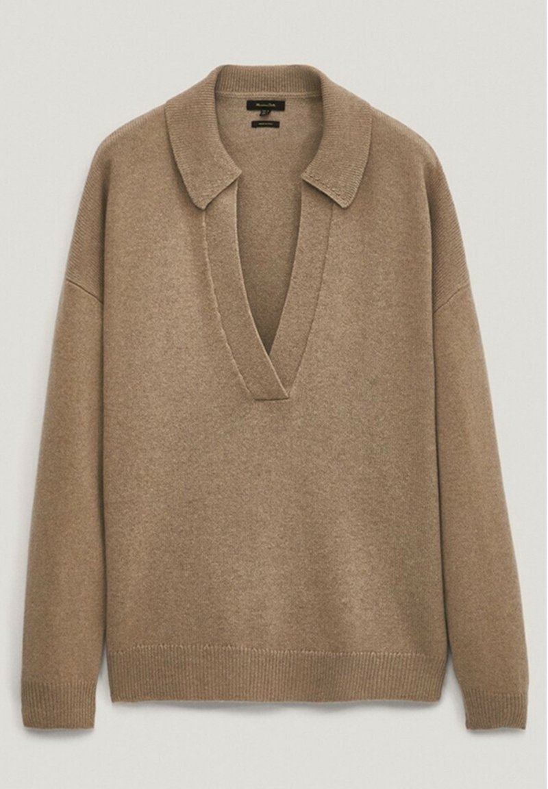 Pull en tricot marron à manches longues avec un col en V profond et un large col, présenté sur fond blanc uni.