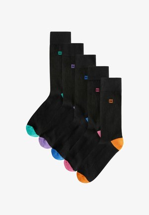 Calcetines negros con dedos de colores contrastantes: verde, púrpura, azul, rosa y naranja. Presentan un pequeño logo en la parte superior.