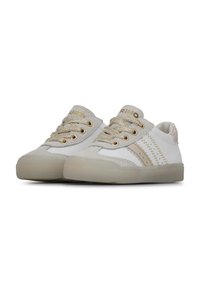 Baskets blanches avec des accents en suédine beige, des lacets dorés et un logo. Présentent des détails cousus et une semelle en caoutchouc flexible.