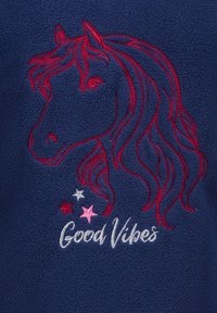 Marineblauwe fleece pullover met een gedetailleerd rood geborduurd eenhoornhoofd en de tekst "Good Vibes" in het wit, met steraccenten in verschillende kleuren.