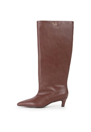 Braune Leder-Stiefel bis zum Knie mit spitzer Zehenform und niedrigem Absatz, der ein minimalistisches Design und ein kleines Logo-Detail nahe der Oberseite aufweist.