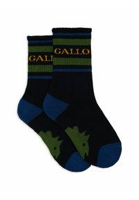 Calze nere con dettagli verdi, caratterizzate da strisce blu e un logo giallo "GALLO". Include un logo a motivo di gallo sul tallone.