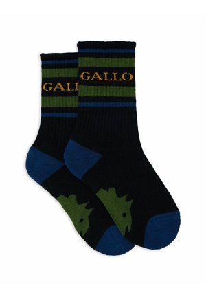 Calze nere con dettagli verdi, caratterizzate da strisce blu e un logo giallo "GALLO". Include un logo a motivo di gallo sul tallone.
