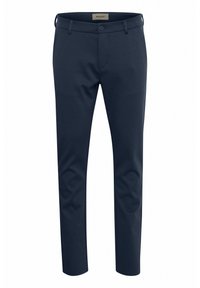 Pantalones azul marino hechos de una tela suave, con botones en la parte delantera, trabillas para cinturón y un diseño de pierna recta con detalles de pliegue sutiles.