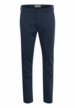 Pantaloni blu navy realizzati in tessuto liscio, con chiusura a bottoni, passanti per la cintura e design a gamba dritta con dettagli di piega subtle.