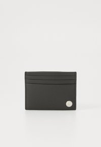 Porte-cartes en cuir noir avec plusieurs fentes pour cartes, texture lisse et un accent logo argenté dans le coin inférieur droit.