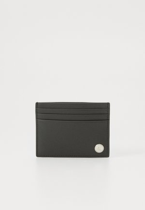 Porte-cartes en cuir noir avec plusieurs fentes pour cartes, texture lisse et un accent logo argenté dans le coin inférieur droit.
