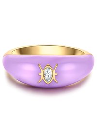 Zelta un lila gredzens ar gludu, noapaļotu joslu. Tam ir centrāls ovāls caurspīdīgs dārgakmens, kas ievietots dekoratīvā zelta akcentā.
