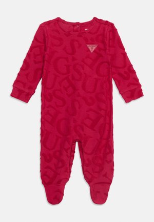 Rood babyrompertje met lange mouwen, ingebouwde voetjes en een geperste "GUESS"-lettering over het hele pakje, met een klein driehoekig logo op de borst.