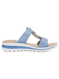 Lichtblauwe open-teen sandaal met een gevoerde beige voetbed, twee stoffen bandjes, zilveren gespdetail en een wit-blauwe geribbelde zool.