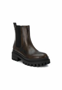 Stivale Chelsea in pelle marrone con pannelli elasticizzati neri, suola in gomma nera robusta e linguetta sul tallone. Texture liscia con un design elegante.