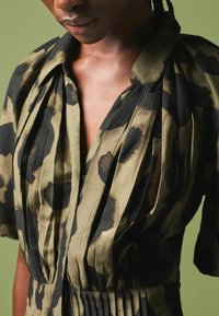 Next PUFF SLEEVE MIDI - REGULAR FIT - Košilové šaty - khaki green animal print