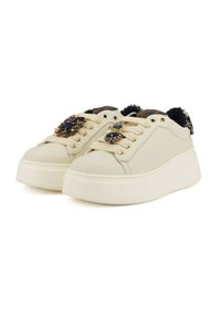 Sneaker in pelle beige con suola platform, accenti decorativi in gemme sui lacci e interno foderato con tessuto a fantasia.
