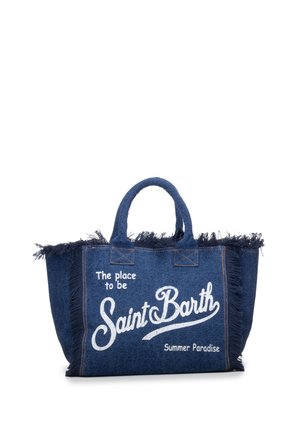 Blauwe stoffen tas met franjes aan de randen, korte handvatten en witte tekst met de tekst "The place to be Saint Barth Summer Paradise."