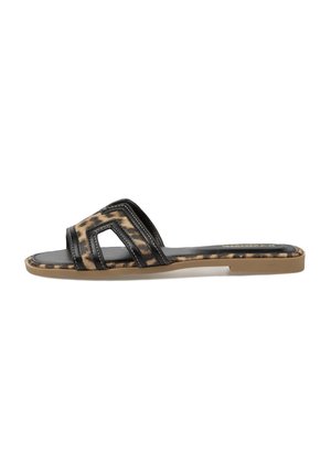 Sandalia plana tipo slide con suela color cuero y tiras de cuero negras y con estampado de leopardo que forman recortes geométricos en la parte superior.