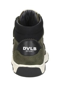 Groene suede en zwarte textielen high-top sneaker met witte zool, voorzien van een cirkelvormige logopatch en contrasterende stiksels.