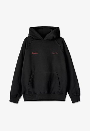 Zwarte sweatshirt met capuchon en voorkantzak, rode tekst "Pegador" en "Values & Visions" op de borst, en subtiele borduursel op de linkermouw.