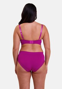 Soutien-gorge magenta et culotte taille haute en tissu lisse. Le soutien-gorge est doté de bretelles réglables et d'une fermeture à crochets; la culotte présente des détails en dentelle.