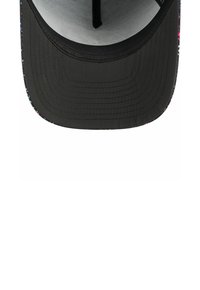 Schwarze Kappe mit flachem Schirm, die einen mehrfarbigen, gemusterten Rand aufweist. Das Innere hat eine glatte, hellgraue Oberfläche mit einem zentralen Riemen.