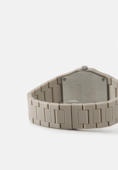 Hellgraue Uhr mit rechteckigem Ziffernblatt und quadratischgliedrigem Armband. Verfügt über eine Edelstahlrückseite und ein einfaches, elegantes Design.