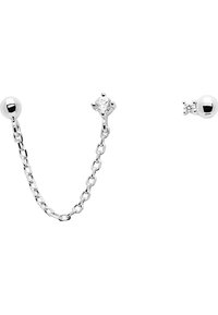 Orecchini in argento con collegamento a catena, un lato con una perla tonda e l'altro adornato con un gemstone trasparente.